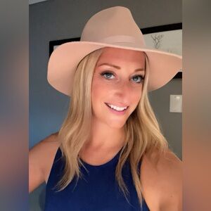 Meet your Posher, Flora